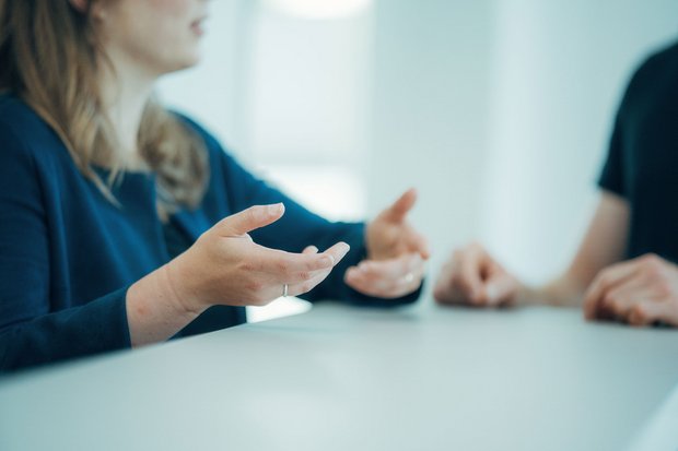 Zwei Mitarbeitende von HMS besprechen ein Projekt zur Entwicklung einer CRM-Datenpipeline für Customer Journey Analytics.