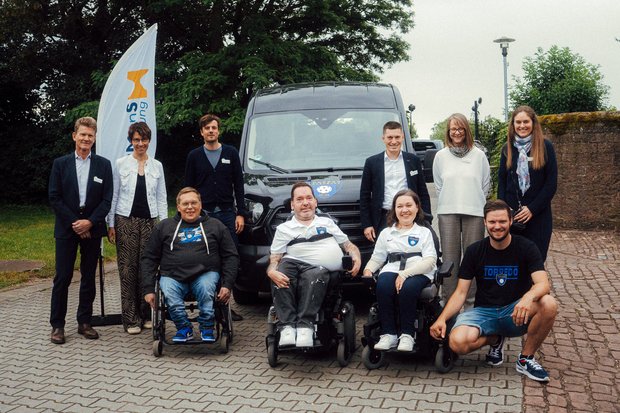 Vertreterinnen und Vertreter der HuManS-Stiftung gemeinsam mit Beteiligten eines geförderten Projekts.