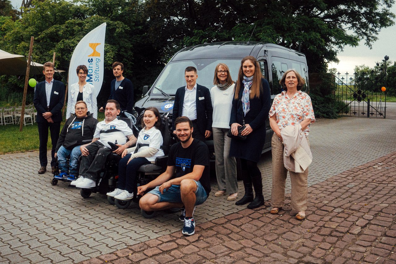HuManS-Stiftung mit Spielerinnen und Spielern des Torpedo Ladenburg