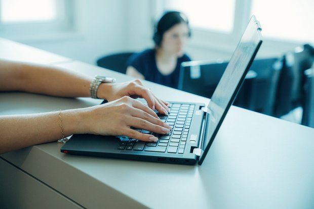 Mitarbeiterin arbeitet am Laptop an der Analyse klinischer Studiendaten.