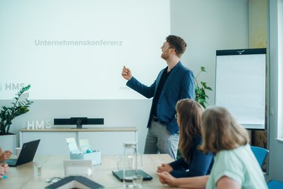 HMS-Mitarbeitende tauschen sich im Kompetenzfeld Projektmanagement zu Methoden, Führung und erfolgreicher Projektarbeit aus.