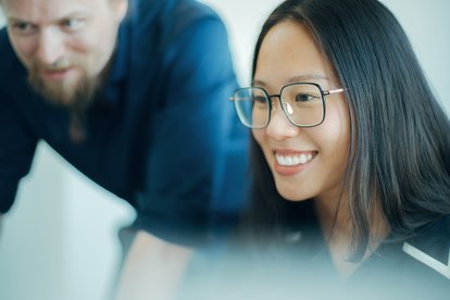 HMS-Mitarbeitende tauschen sich im Kompetenzfeld AI & Business Intelligence zu Künstlicher Intelligenz, Machine Learning und Datenanalyse aus.