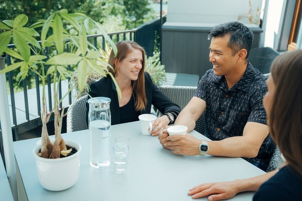 Mitarbeitende beim gemeinsamen Austausch im Elterncafé bei HMS.